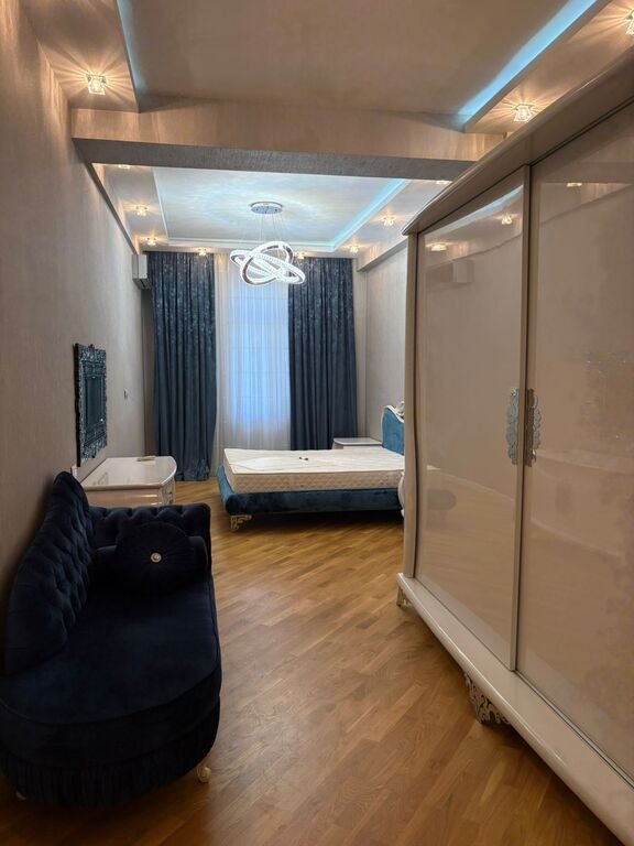 Satılır 3 otaqlı yeni tikili, 130 m², İnşaatçılar m.-16