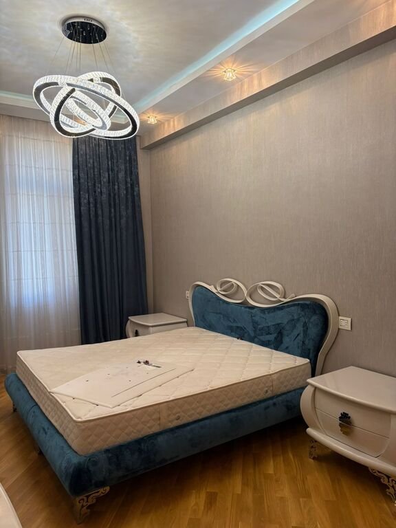 Satılır 3 otaqlı yeni tikili, 130 m², İnşaatçılar m.-18