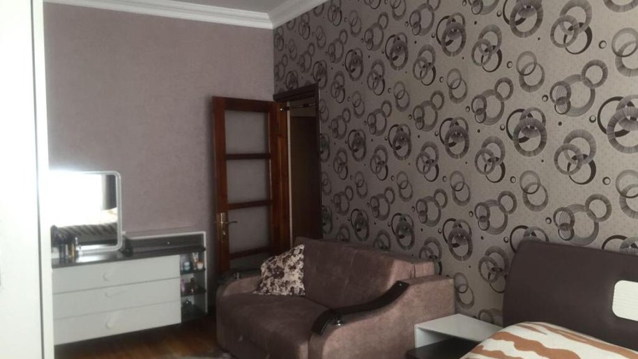 Satılır 3 otaqlı köhnə tikili, 110 m², Xalqlar dostluğu m.-2