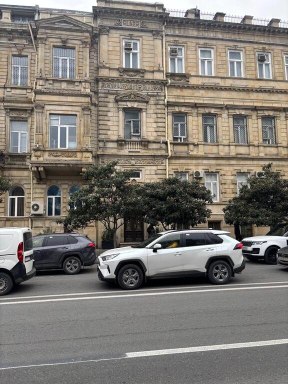 370 m<sup>2</sup> ofis icarəyə verilir, İçərişəhər m.-1