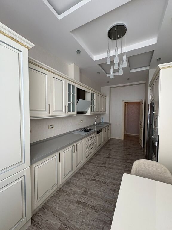 Satılır 3 otaqlı yeni tikili, 130 m², İnşaatçılar m.-6