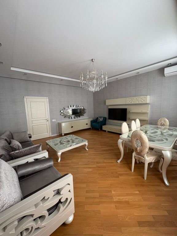 Satılır 3 otaqlı yeni tikili, 130 m², İnşaatçılar m.-11