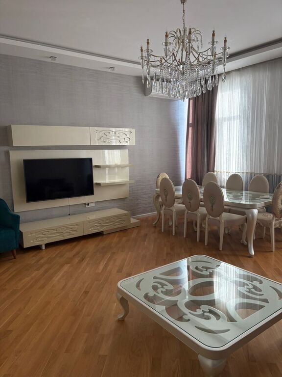 Satılır 3 otaqlı yeni tikili, 130 m², İnşaatçılar m.-21