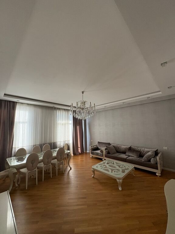 Satılır 3 otaqlı yeni tikili, 130 m², İnşaatçılar m.-24