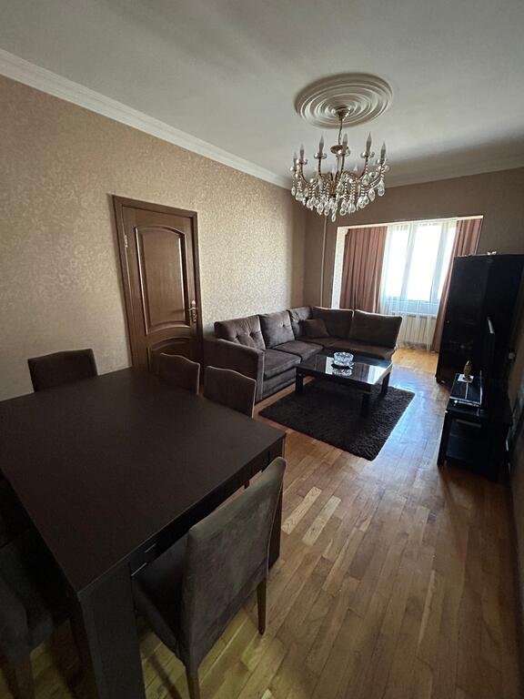 Satılır 2 otaqlı köhnə tikili, 70 m², 8-ci mikrorayon-12