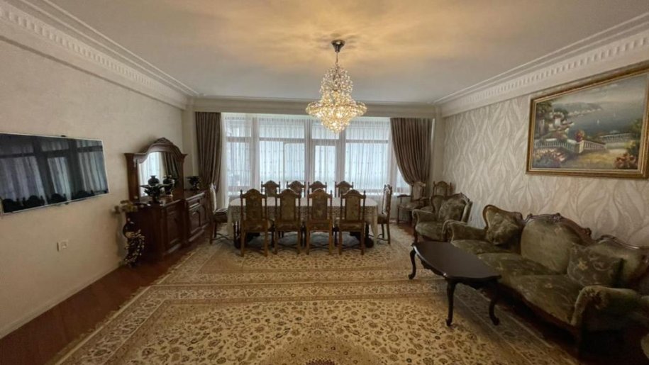 Satılır 4 otaqlı yeni tikili, 190 m², 28 May m.-1