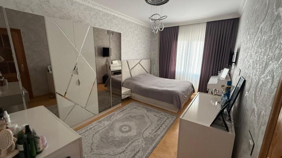 Satılır 4 otaqlı köhnə tikili, 100 m², İnşaatçılar m.-1