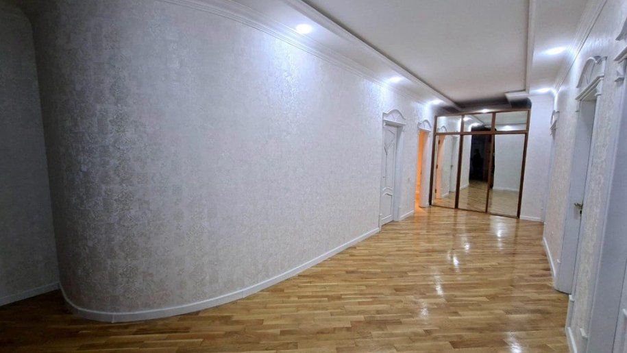 Satılır 4 otaqlı yeni tikili, 165 m², İnşaatçılar m.-18
