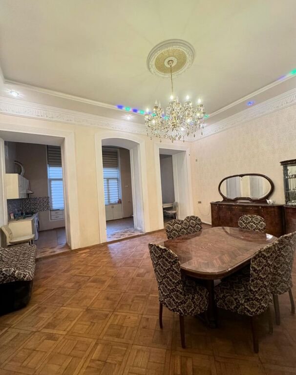 200 m<sup>2</sup> ofis icarəyə verilir, 28 May m.-1