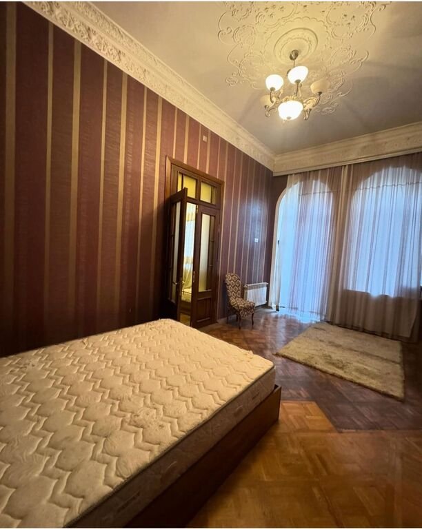 200 m<sup>2</sup> ofis icarəyə verilir, 28 May m.-4