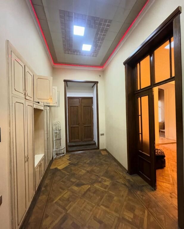 200 m<sup>2</sup> ofis icarəyə verilir, 28 May m.-5