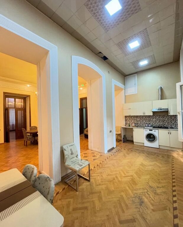 200 m<sup>2</sup> ofis icarəyə verilir, 28 May m.-7