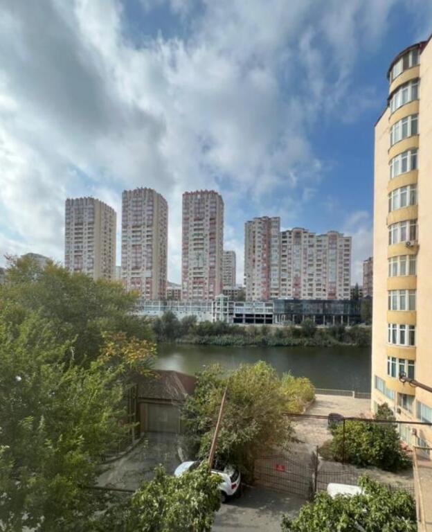 Satılır 4 otaqlı köhnə tikili, 110 m², İnşaatçılar m.-15