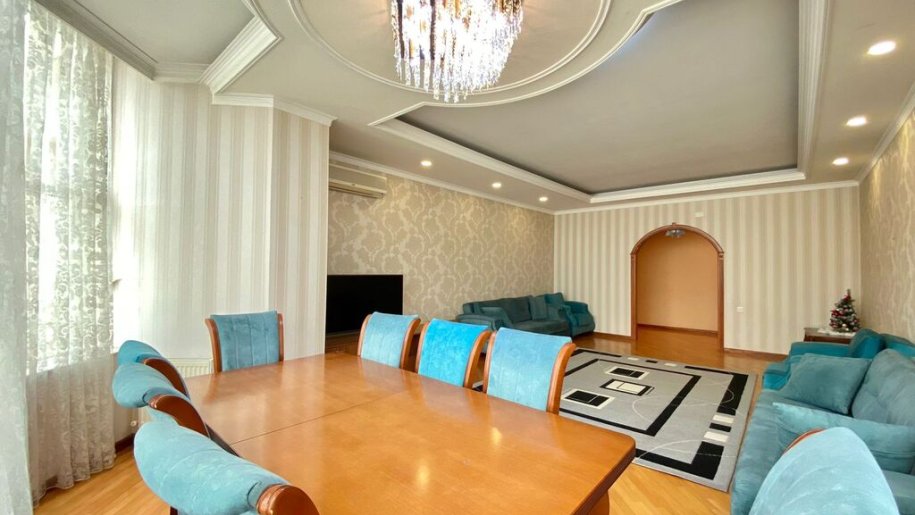 Kirayə verilir 4 otaqlı yeni tikili, 170 m², 28 May m.-1