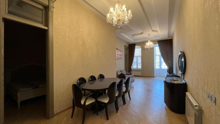 Satılır 5 otaqlı köhnə tikili, 144 m², Sahil m.-1