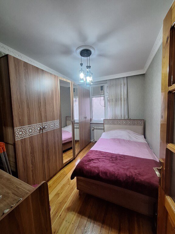Satılır 3 otaqlı köhnə tikili, 80 m², İnşaatçılar m.-4