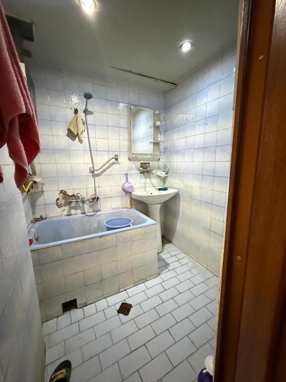 Satılır 3 otaqlı köhnə tikili, 70 m², İnşaatçılar m.-5