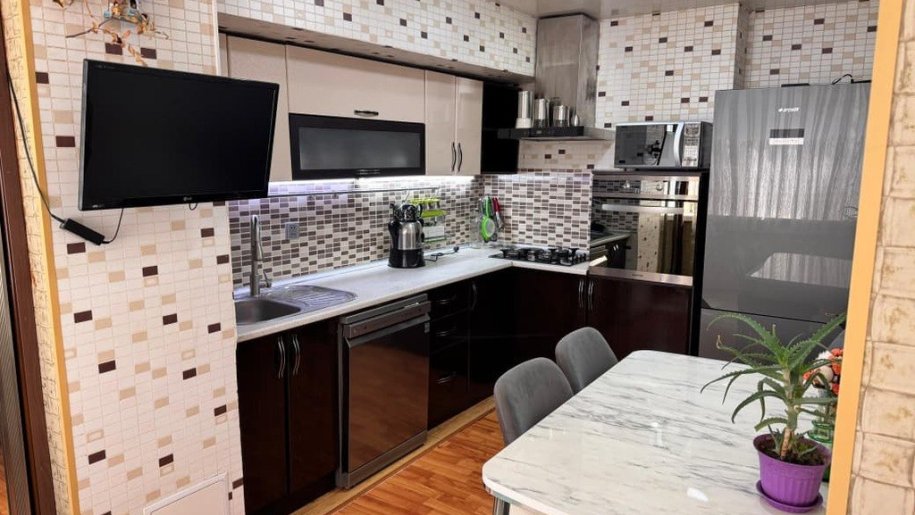 Satılır 3 otaqlı köhnə tikili, 80 m², İnşaatçılar m.-4