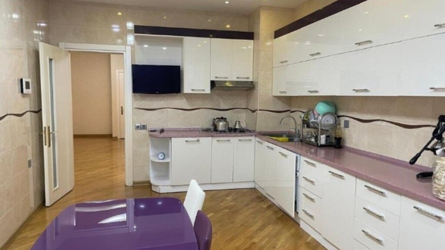 Satılır 4 otaqlı yeni tikili, 240 m², 28 May m.-5