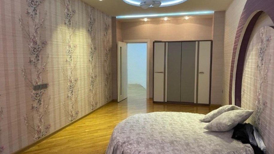 Satılır 4 otaqlı yeni tikili, 240 m², 28 May m.-8