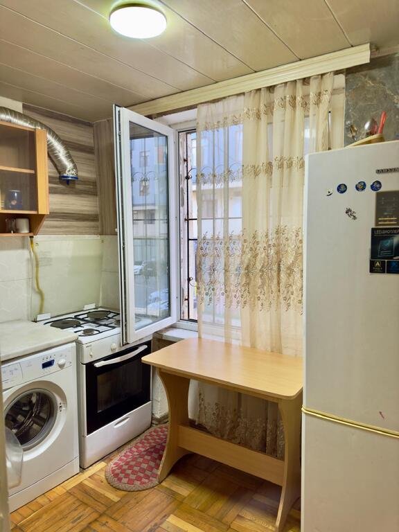 Kirayə verilir 2 otaqlı köhnə tikili, 60 m², İnşaatçılar m.-11