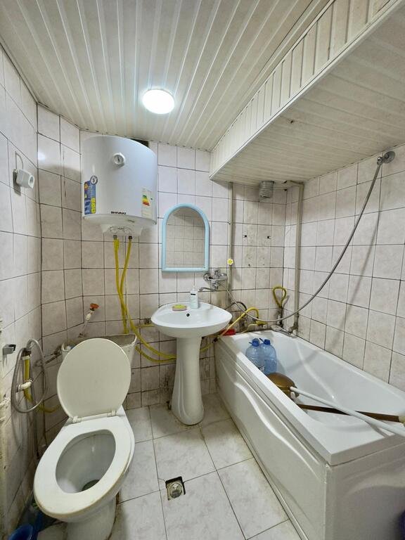 Kirayə verilir 2 otaqlı köhnə tikili, 60 m², İnşaatçılar m.-16