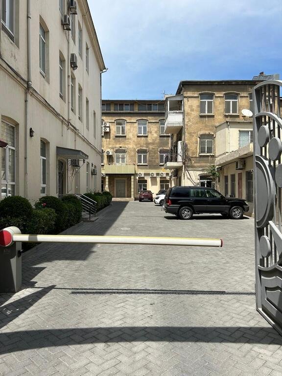 Satılır 6 otaqlı köhnə tikili, 400 m², Sahil m.-1