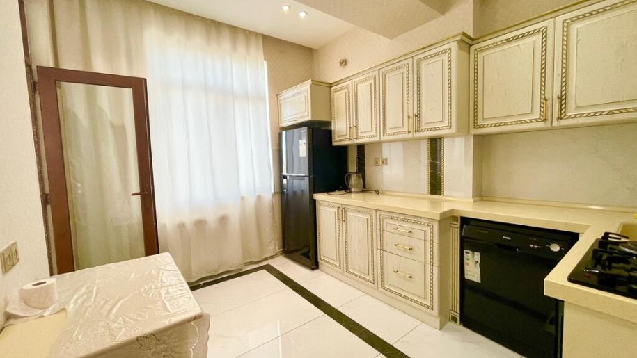 Kirayə verilir 3 otaqlı yeni tikili, 110 m², İnşaatçılar m.-8