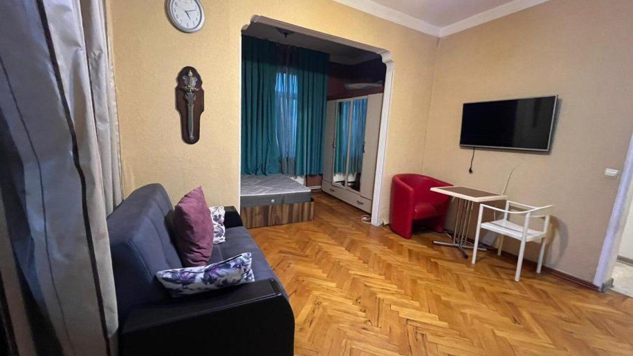 Kirayə verilir 1 otaqlı köhnə tikili, 45 m², Elmlər Akademiyası m.-1