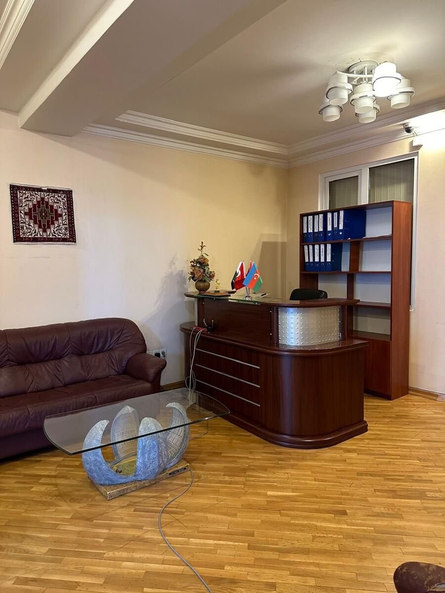 135 m<sup>2</sup> ofis icarəyə verilir, Elmlər Akademiyası m.-3