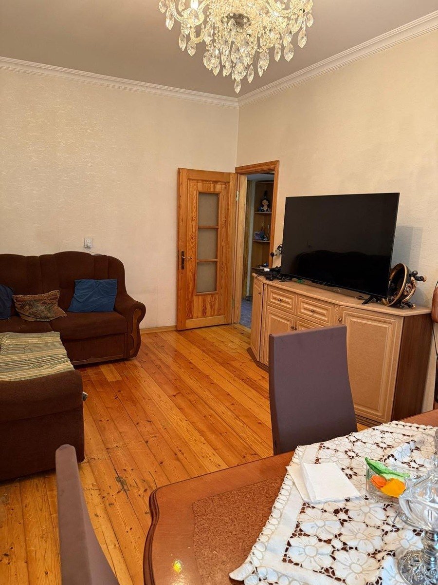 Kirayə verilir 3 otaqlı köhnə tikili, 70 m², Memar Əcəmi m.-1
