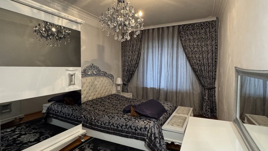 Satılır 4 otaqlı köhnə tikili, 120 m², İnşaatçılar m.-4