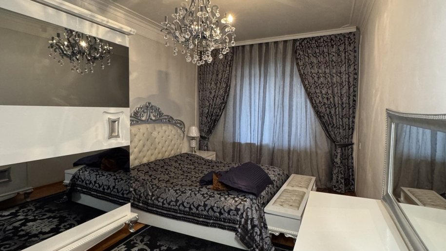 Satılır 4 otaqlı köhnə tikili, 120 m², İnşaatçılar m.-5