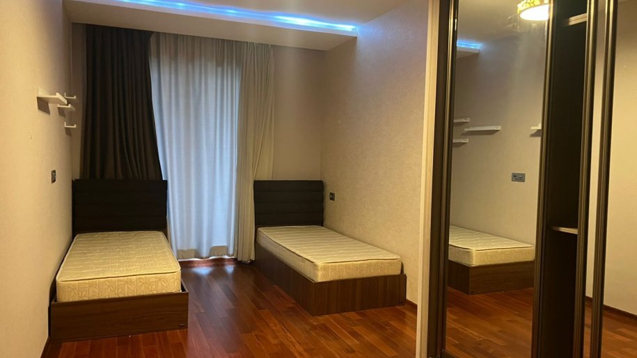 Kirayə verilir 4 otaqlı yeni tikili, 180 m², 28 May m.-7