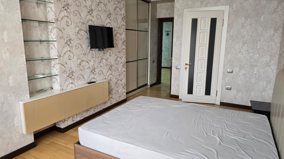 Kirayə verilir 4 otaqlı yeni tikili, 180 m², 28 May m.-6