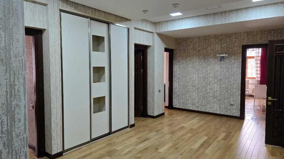 Kirayə verilir 4 otaqlı yeni tikili, 180 m², 28 May m.-10