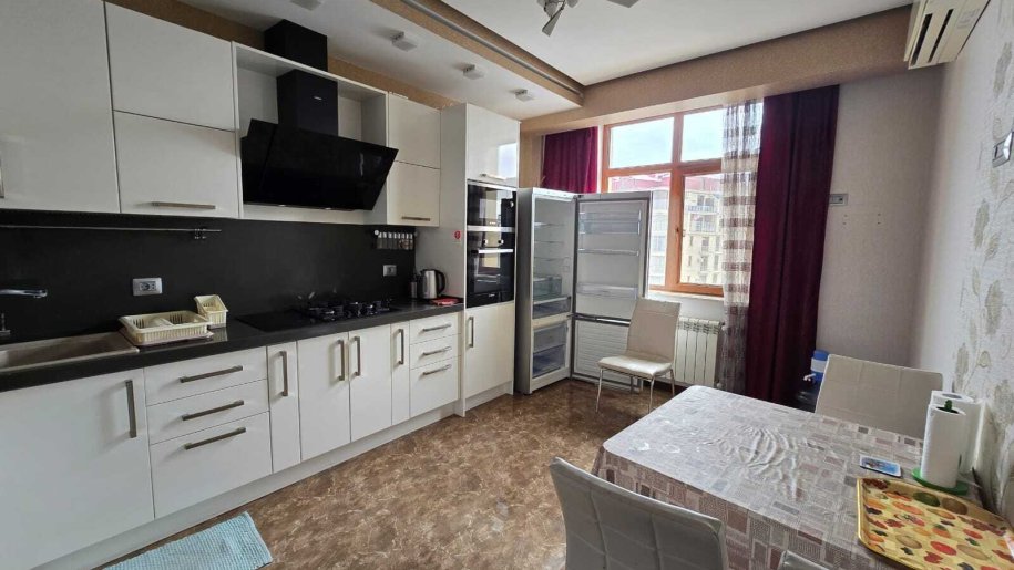 Kirayə verilir 4 otaqlı yeni tikili, 180 m², 28 May m.-11