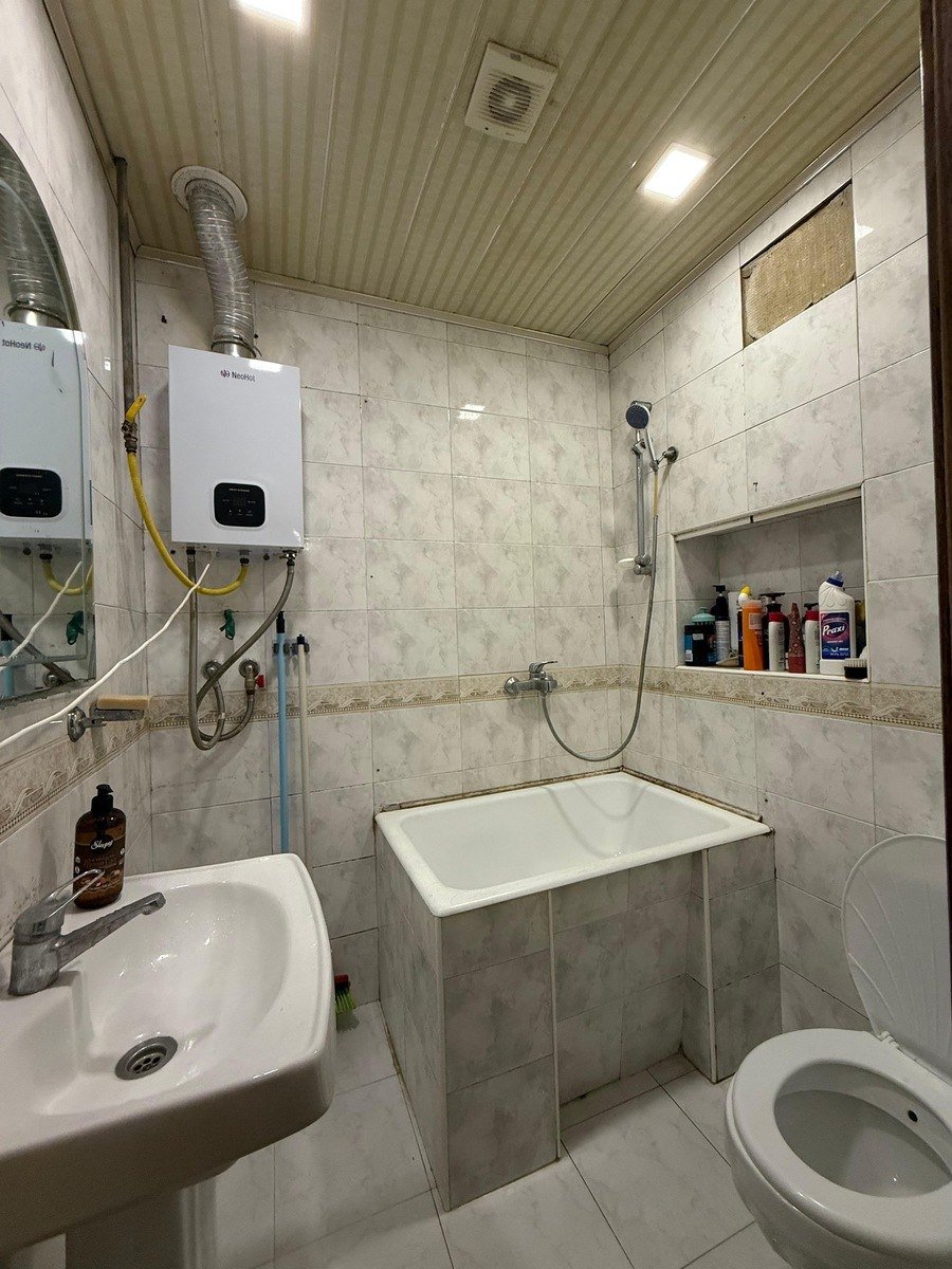 Satılır 4 otaqlı köhnə tikili, 77.4 m², Qara Qarayev m.-11