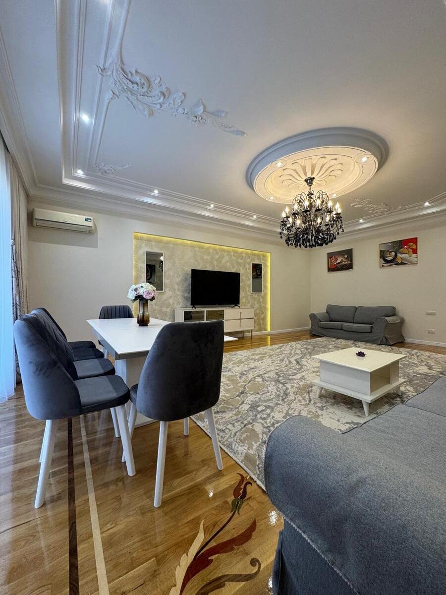 Satılır 4 otaqlı yeni tikili, 220 m², 28 May m.-2