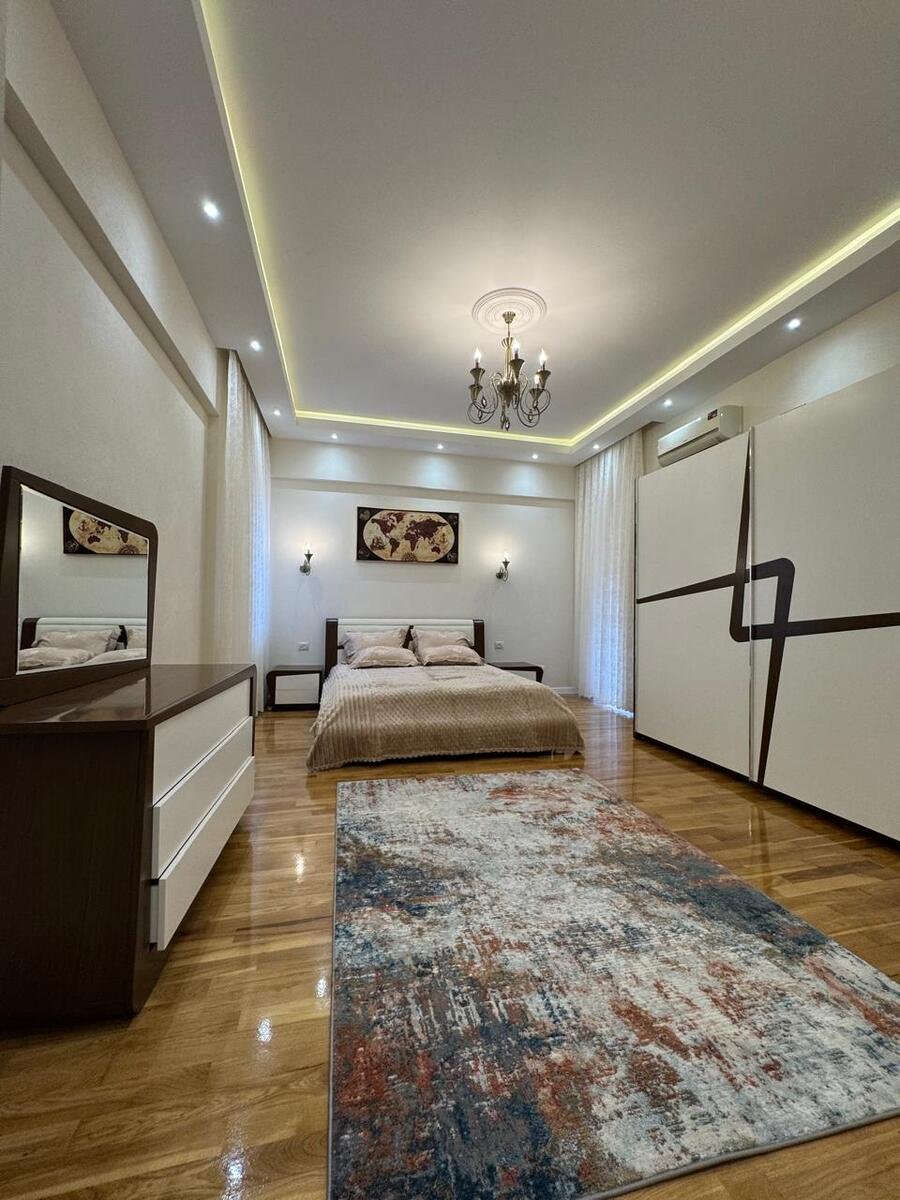 Satılır 4 otaqlı yeni tikili, 220 m², 28 May m.-6