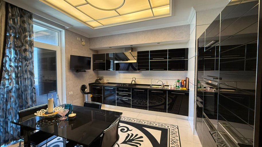 Satılır 4 otaqlı yeni tikili, 210 m², 28 May m.-21