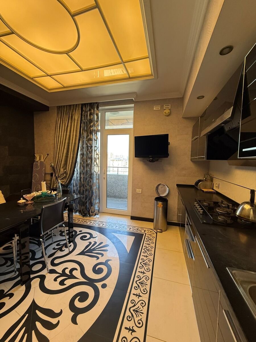 Satılır 4 otaqlı yeni tikili, 210 m², 28 May m.-22