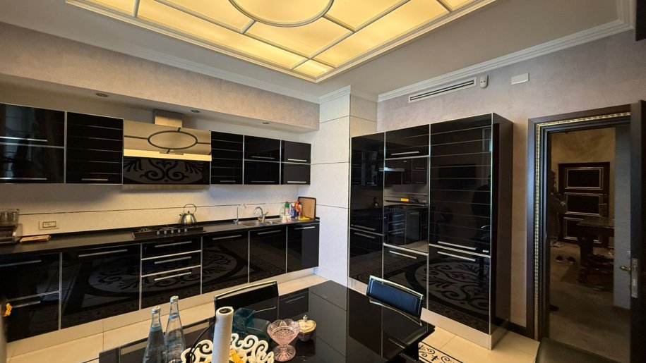 Satılır 4 otaqlı yeni tikili, 210 m², 28 May m.-24