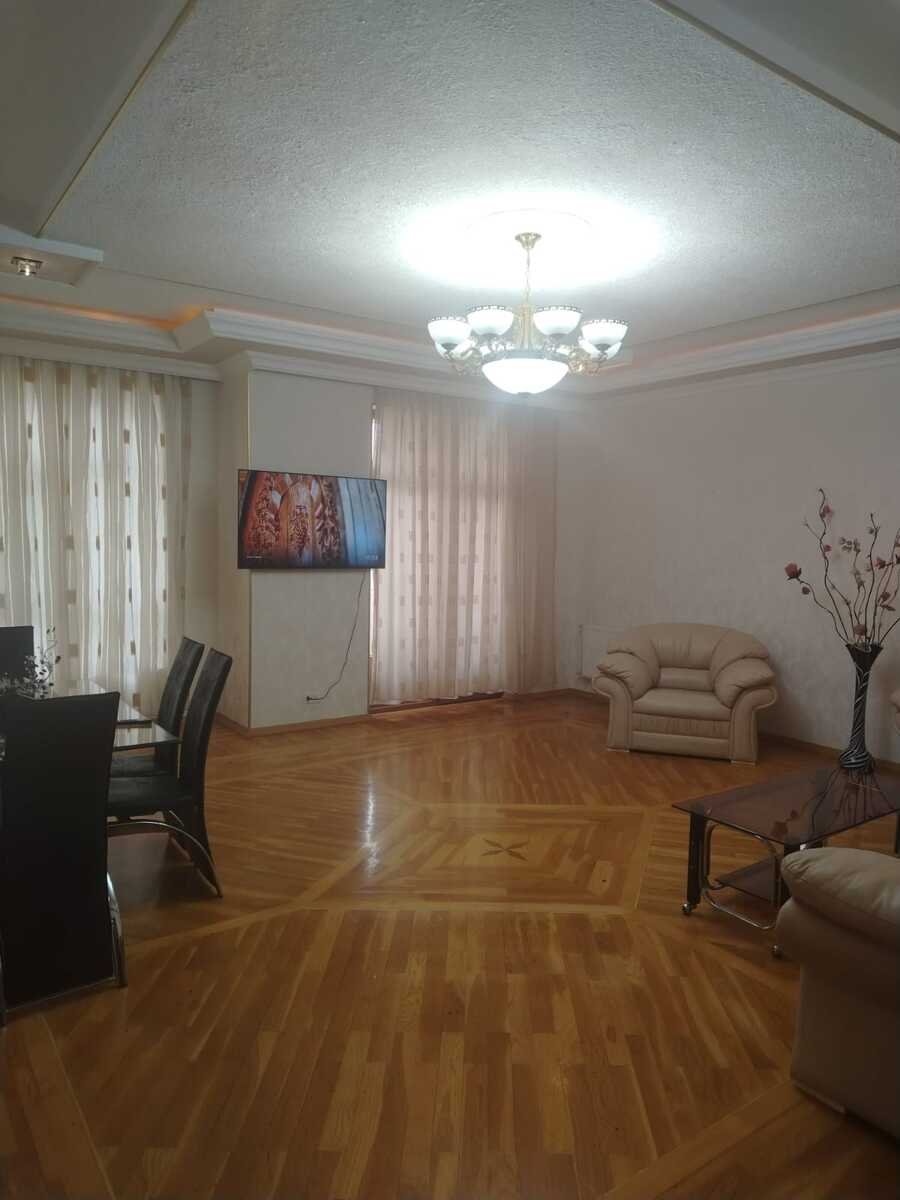 Kirayə verilir 3 otaqlı yeni tikili, 160 m², 28 May m.-3