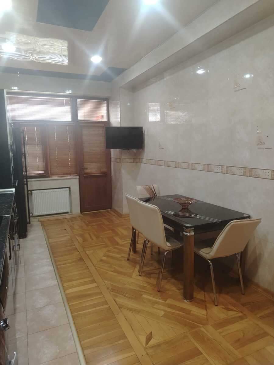 Kirayə verilir 3 otaqlı yeni tikili, 160 m², 28 May m.-4