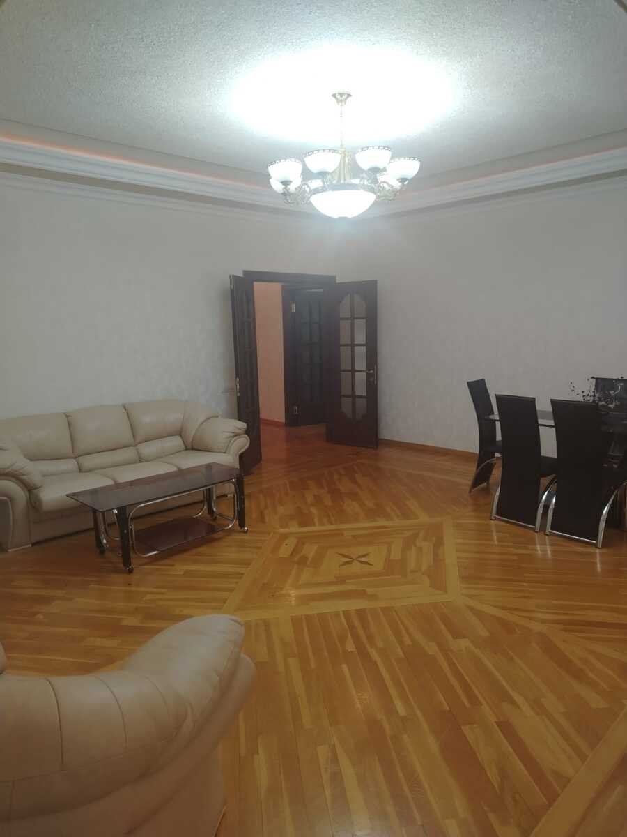 Kirayə verilir 3 otaqlı yeni tikili, 160 m², 28 May m.-5