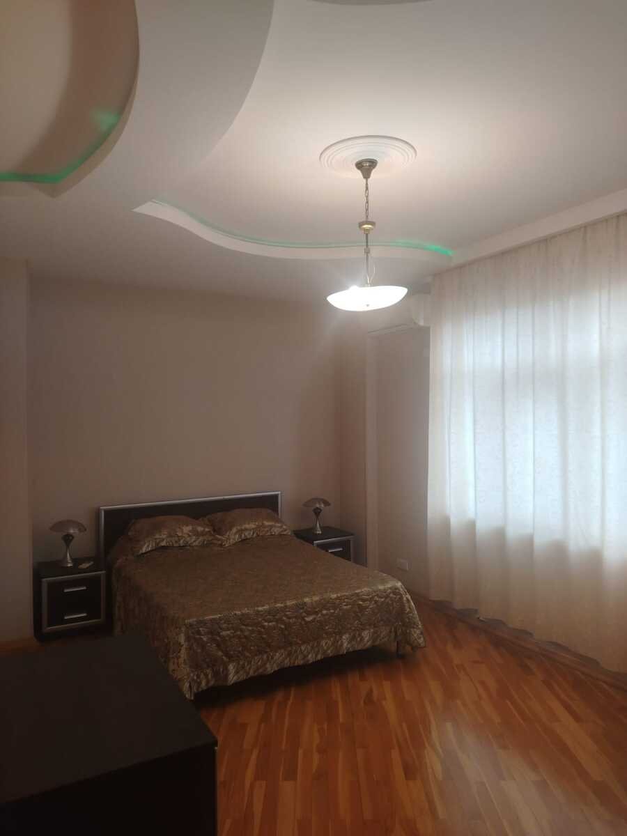 Kirayə verilir 3 otaqlı yeni tikili, 160 m², 28 May m.-9