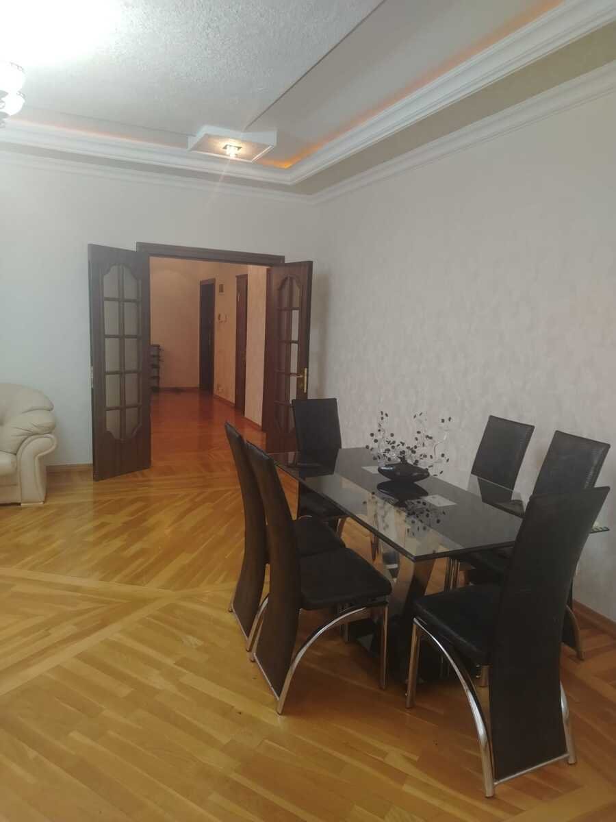 Kirayə verilir 3 otaqlı yeni tikili, 160 m², 28 May m.-15