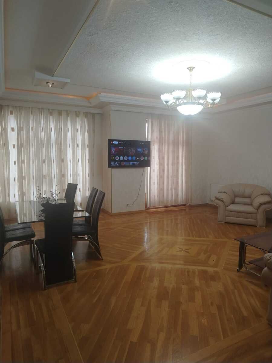 Kirayə verilir 3 otaqlı yeni tikili, 160 m², 28 May m.-17