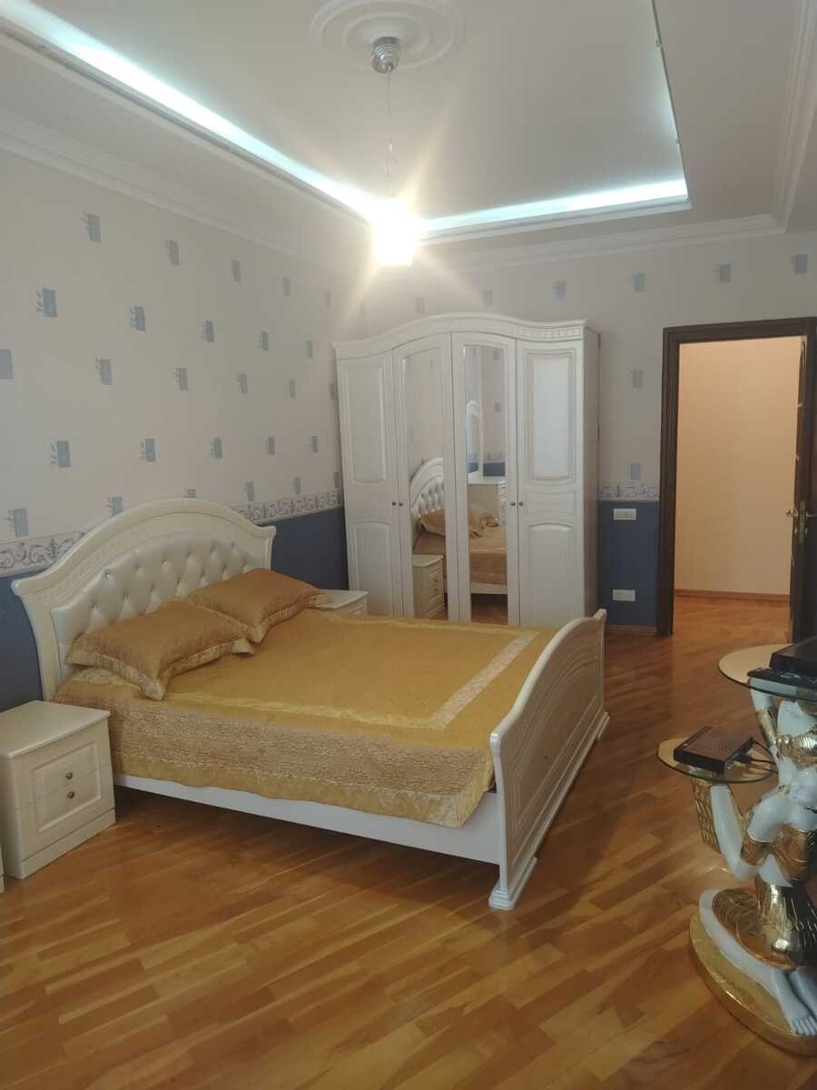 Kirayə verilir 3 otaqlı yeni tikili, 160 m², 28 May m.-18